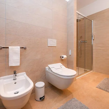 Lakeview 3 Bedroom Pico Penthouse In Appartement *
